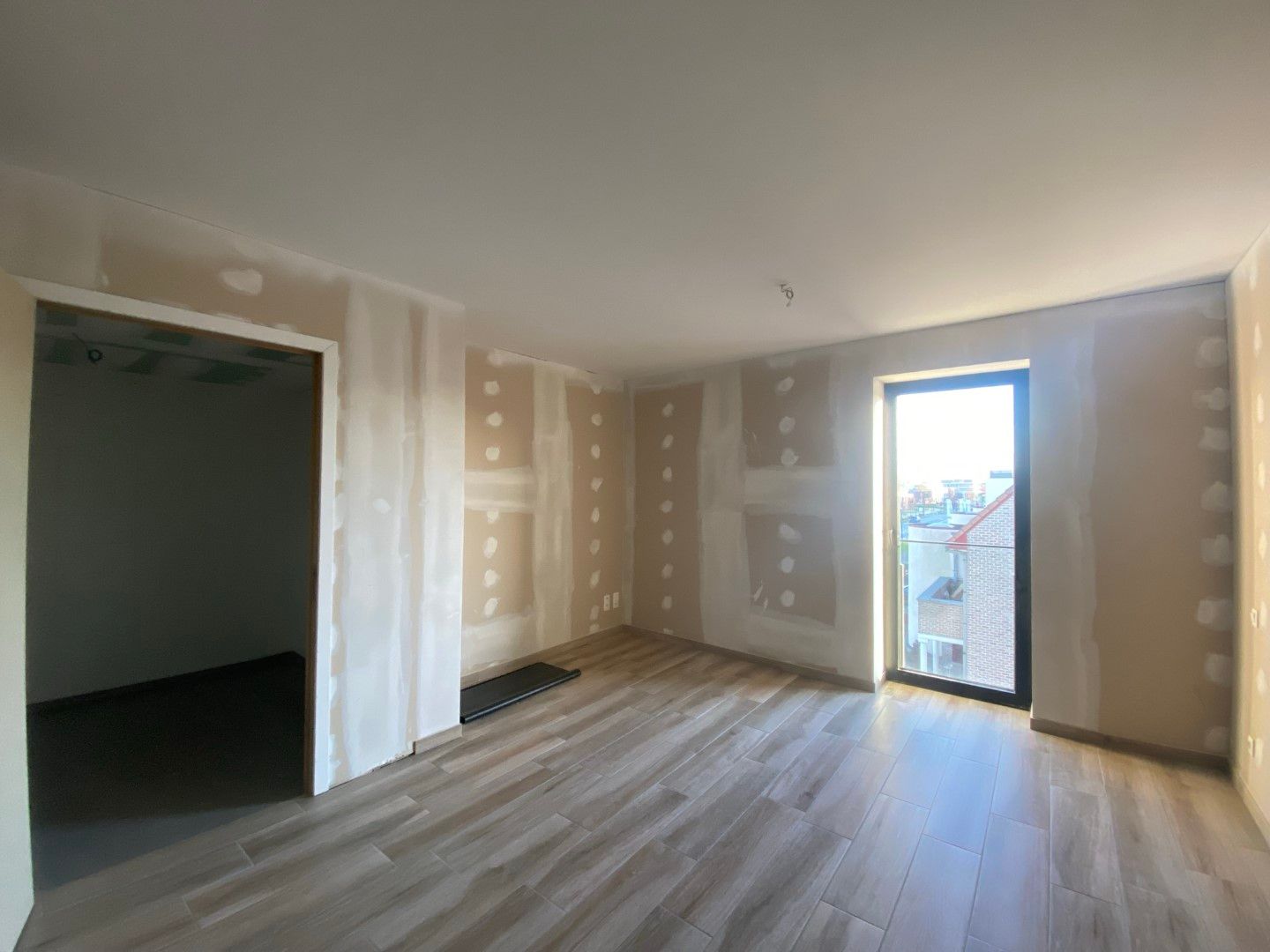Nieuwbouwappartement met één slaapkamer gelegen in het commercieel centrum van Eisden. foto 4