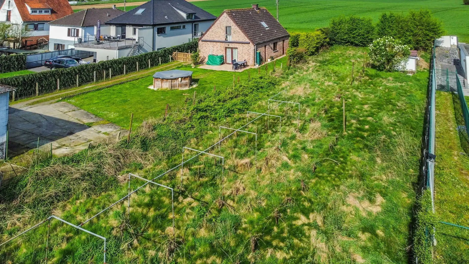 Een welgelegen perceel bouwgrond van 10a 35ca! foto {{pictureIndex}}