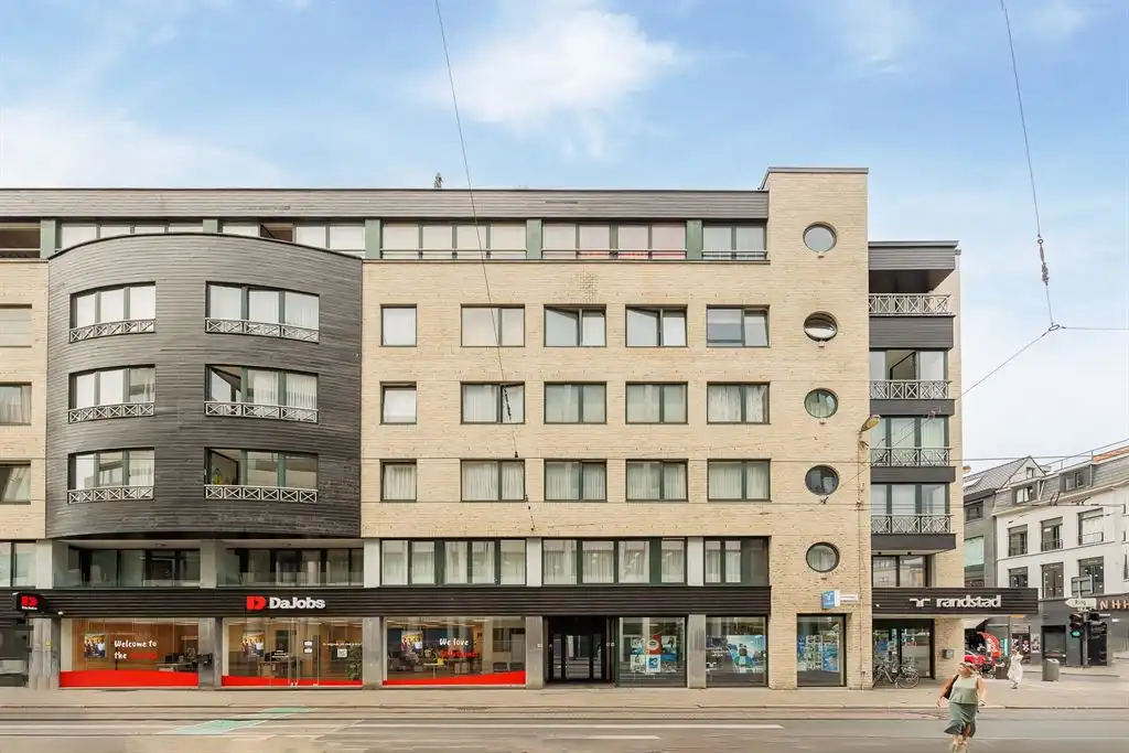 Gerenoveerd appartement met terras foto 16