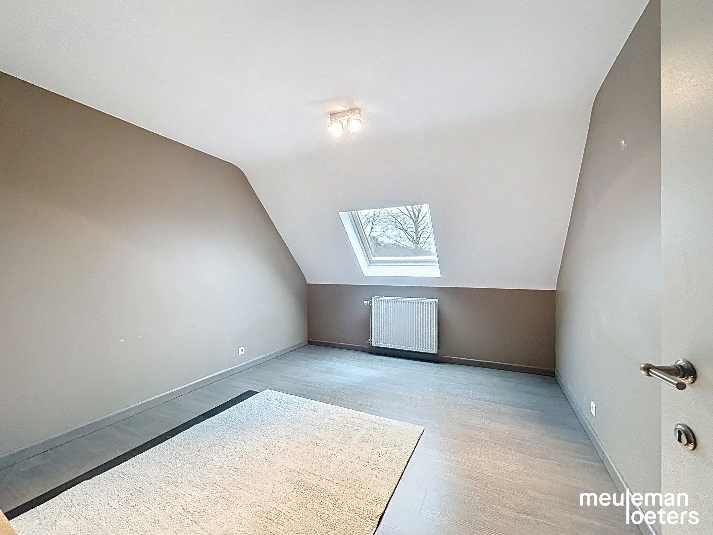 Lichtrijke woning met inpandige garage foto 10