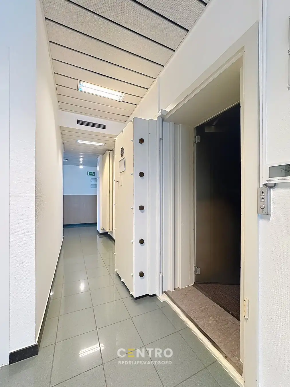 COMMERCIEEL gelegen KANTOORGEBOUW met veel visibiliteit en parkeergelegenheid voor de deur. foto 9