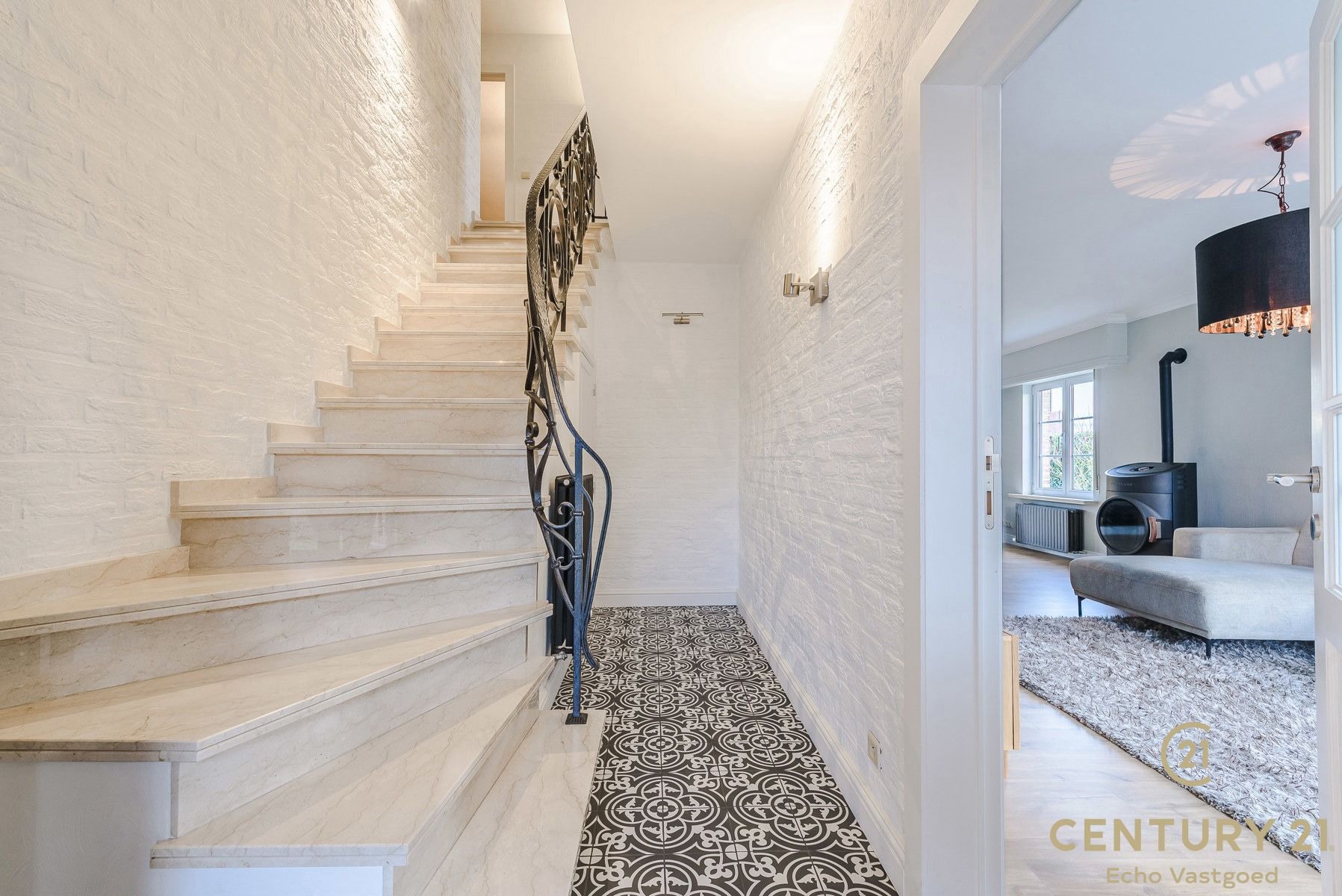 Stijlvolle vrijstaande woning met zwembad, poolhouse en tuin foto 3