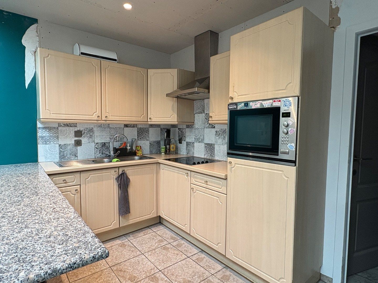 Woning met 2 slaapkamers, vernieuwde badkamer en inpandige garage te huur in Harelbeke  foto 5