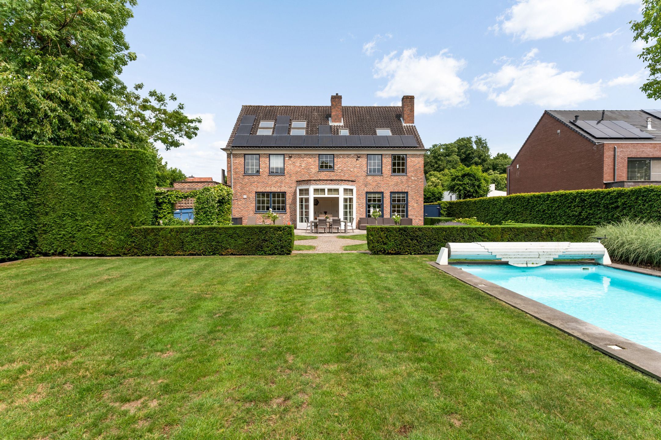 Heel ruime vrijstaande woning op schitterend perceel foto {{pictureIndex}}