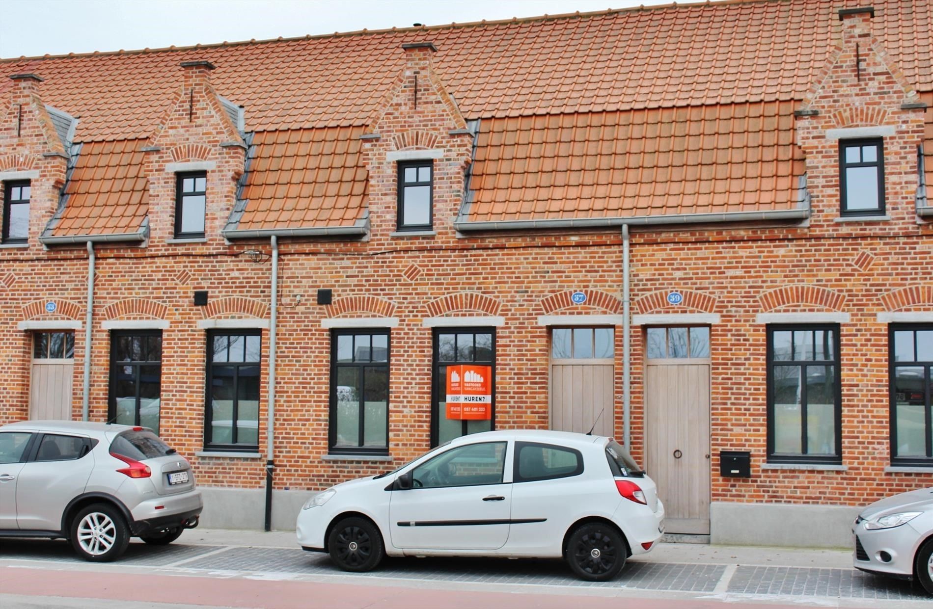 Instapklare ruime gerenoveerde woning met groot zonneterras en koer  foto {{pictureIndex}}