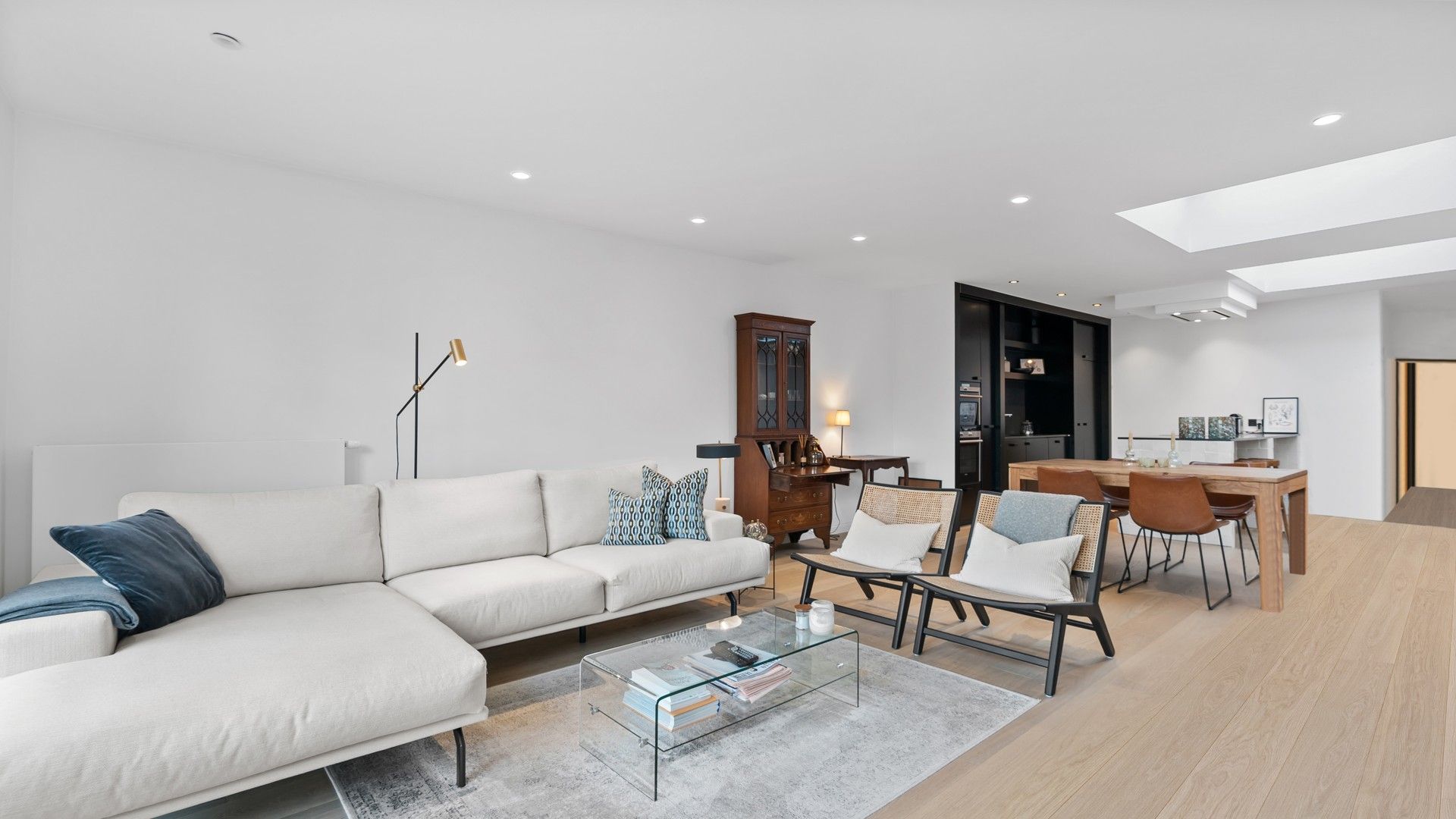 Volledig gerenoveerde rijwoning met charme in Hasselt foto {{pictureIndex}}