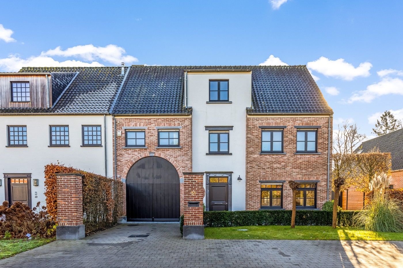 Bijzonder ruime, instapklare HOB met 6 slpk., inpandige garage en tuin met poolhouse foto {{pictureIndex}}