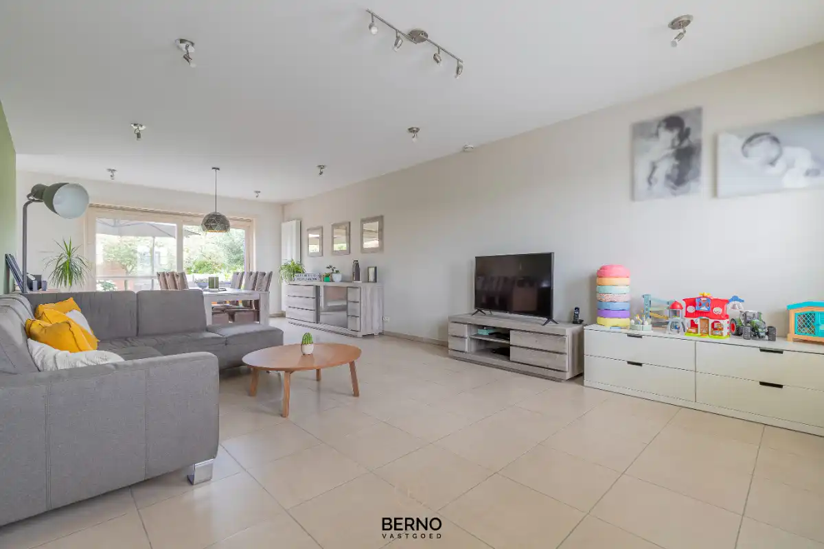 Recente en ruime gezinswoning met zonnige tuin foto 3