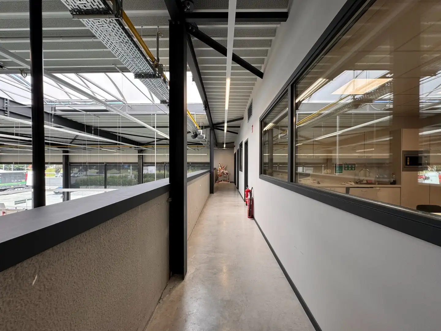 Nieuw en volledig uitgerust bedrijfsgebouw in Ieper foto 15
