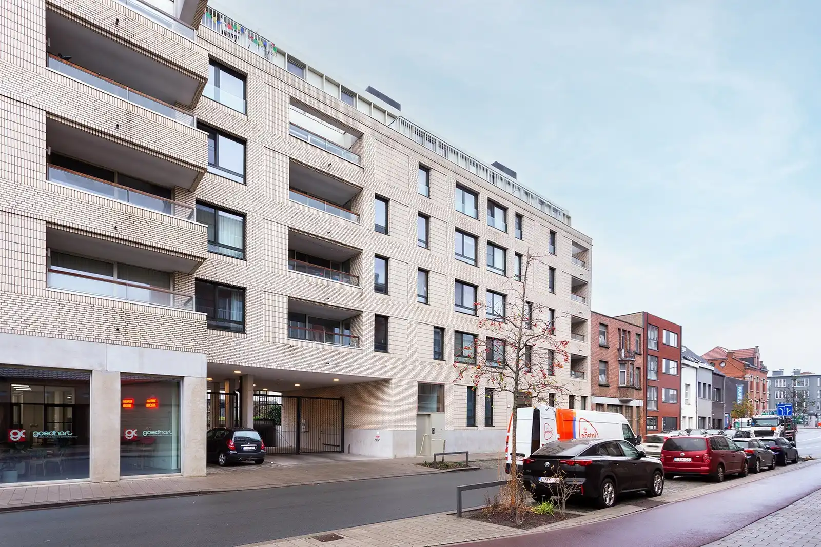 Stadsvibe en rust: energiezuinig appartement met terras foto 16