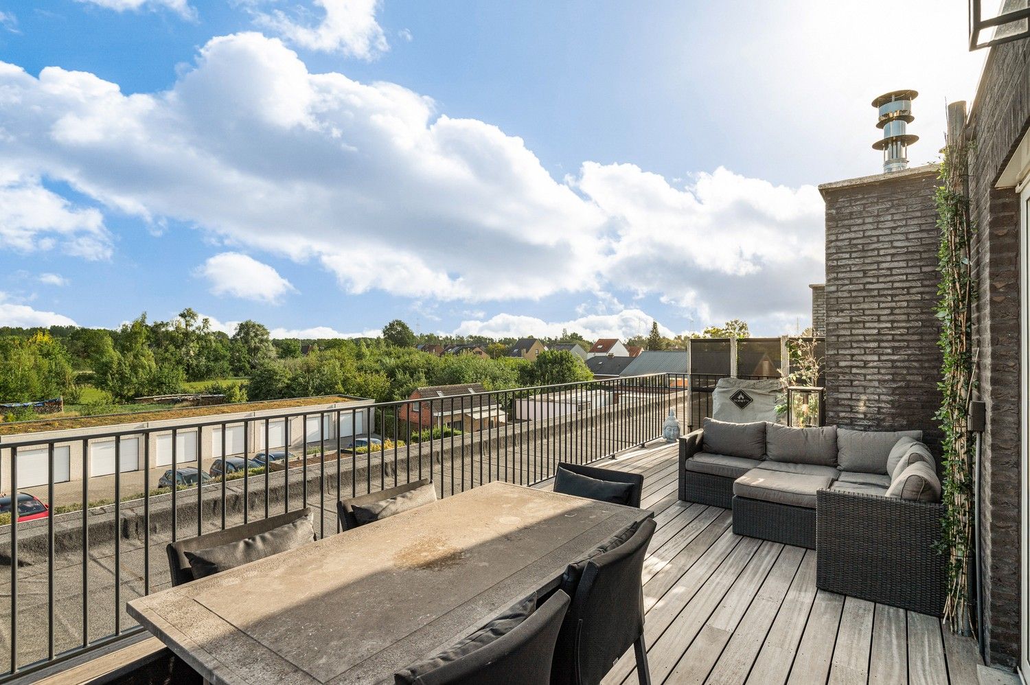 Dakappartement met 2 slaapkamers en riant terras te koop! foto {{pictureIndex}}