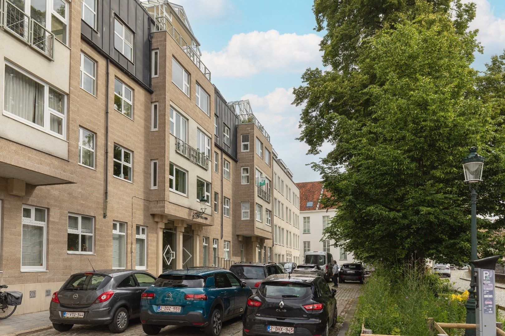 Steeds vernieuwend appartement met zonneterras en prachtig zicht op de Augustijnrei in hartje Brugge. foto 7