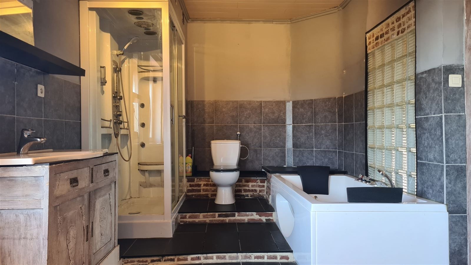 Deels gerenoveerde woning op rustige locatie! foto 16