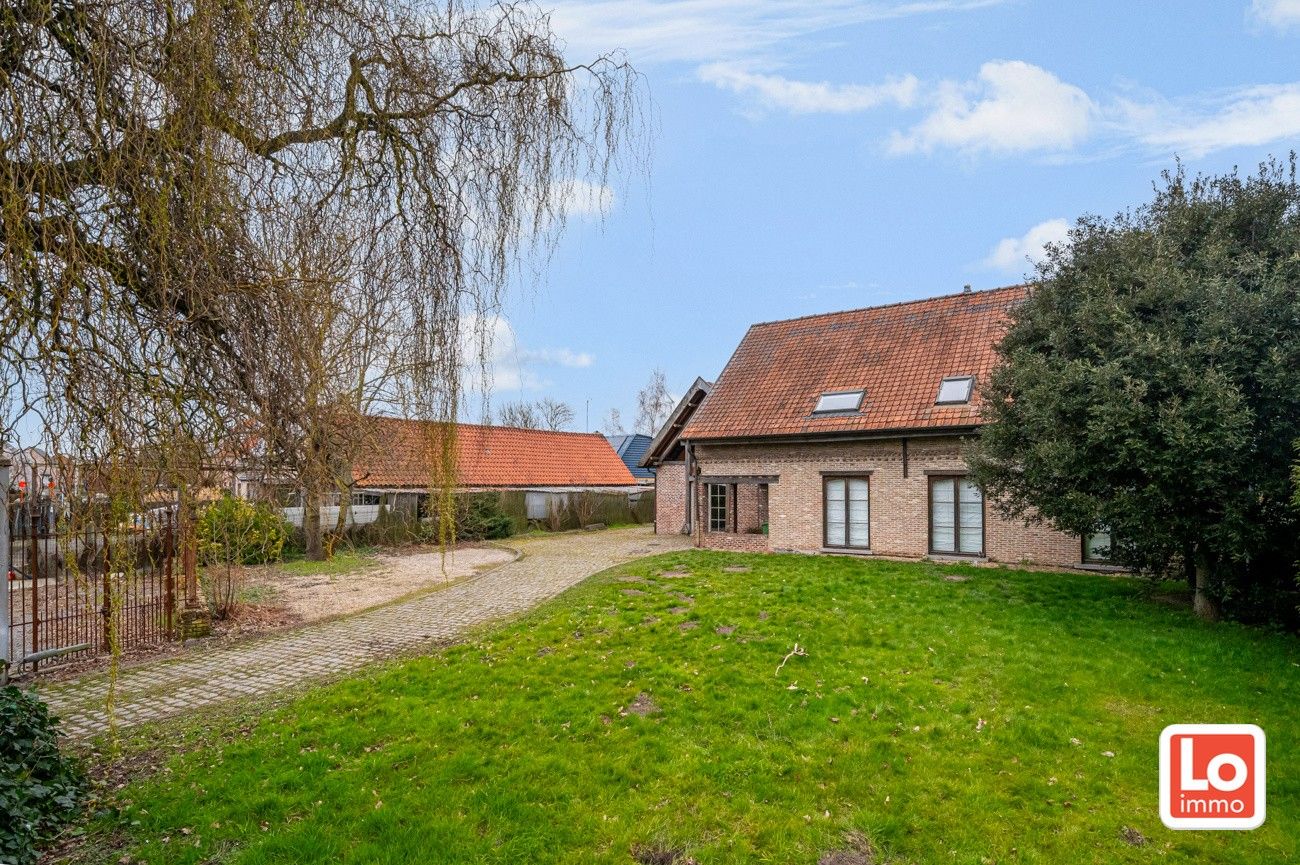 VERKOCHT!! Ruime alleenstaande volledig te renoveren woning met afzonderlijke garage op een makkelijk bereikbare locatie in Desteldonk. foto 2