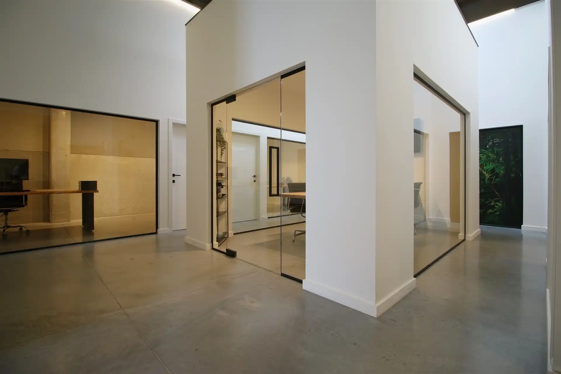 Ingerichte KMO-unit met burelen en magazijnen foto 8