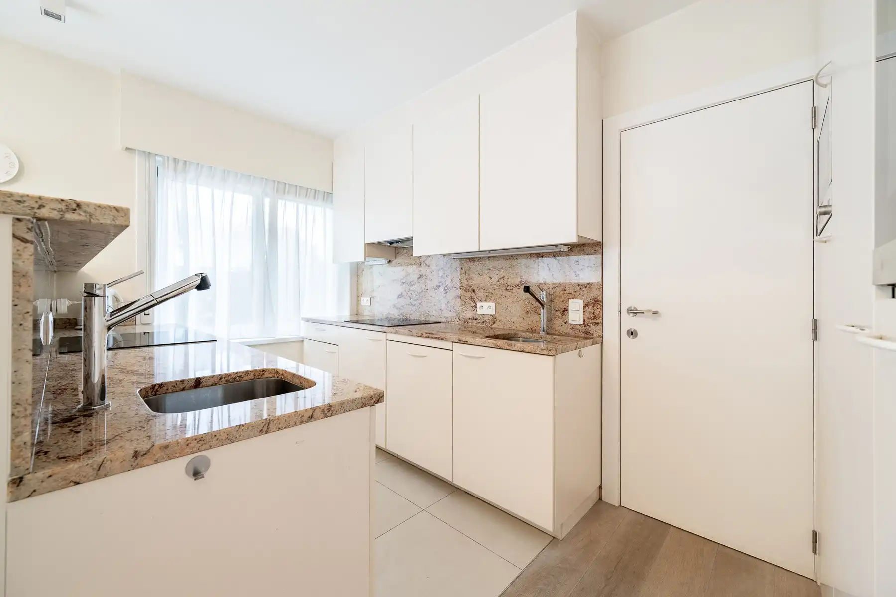 Gemeubeld drie slaapkamerappartement vlakbij de Zoutelaan met parking foto 6
