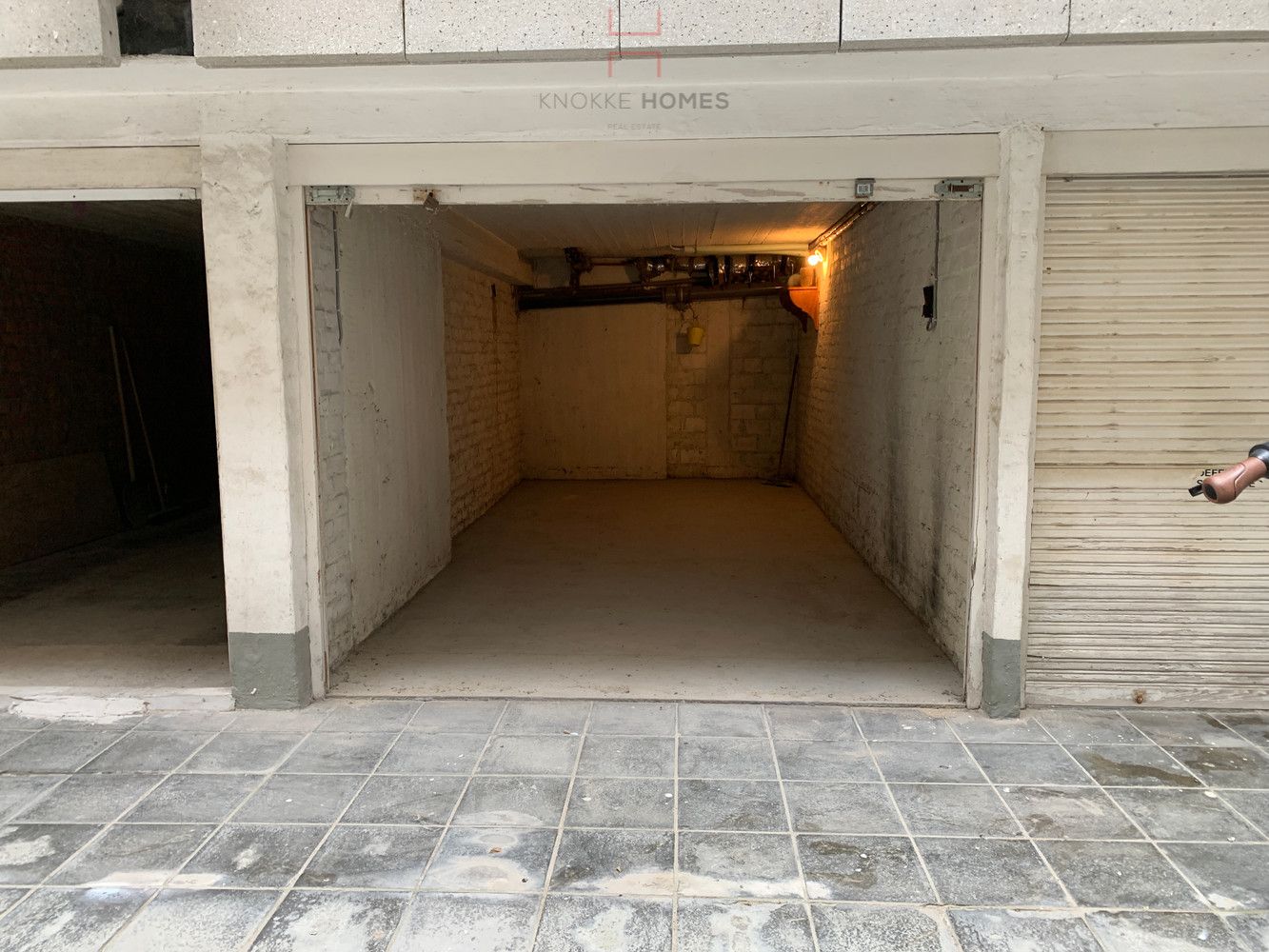 Gesloten garagebox gelegen op de zeedijk van Duinbergen. foto 4