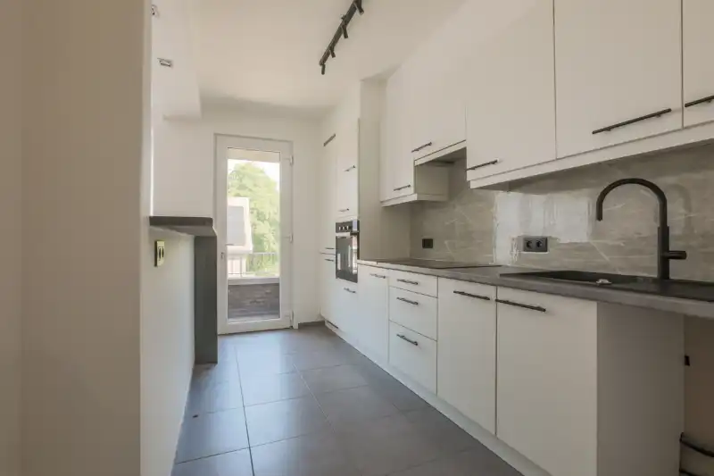Residentieel gelegen, instapklaar appartement met 2 slaapkamers, terras, kelder en ruime Garage (energielabel B...) foto 3