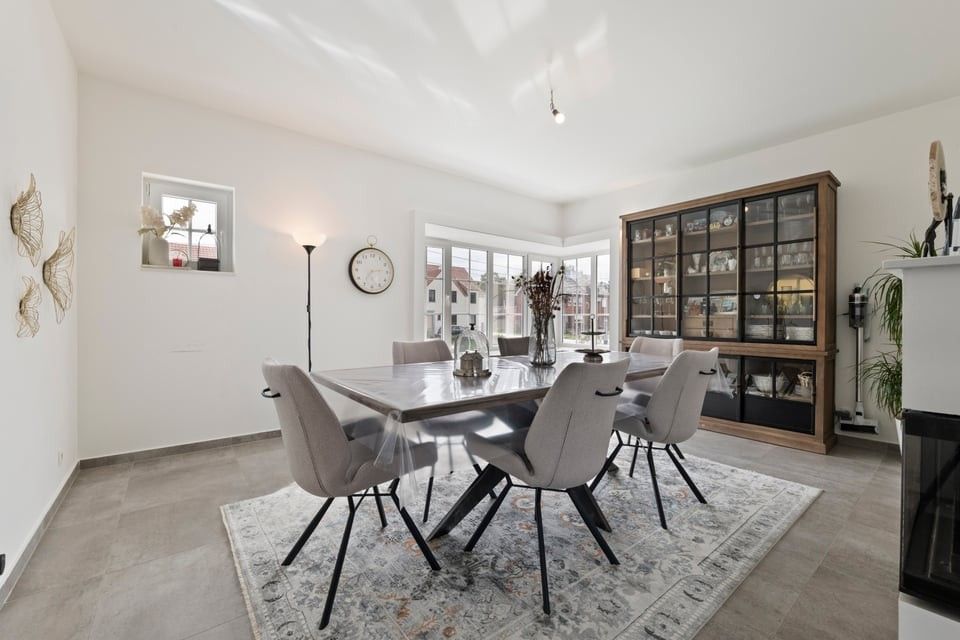 RUIME, GERENOVEERDE OPEN BEBOUWING MET 6 SLKS EN KNAPPE TUIN IN ALKEN foto 11