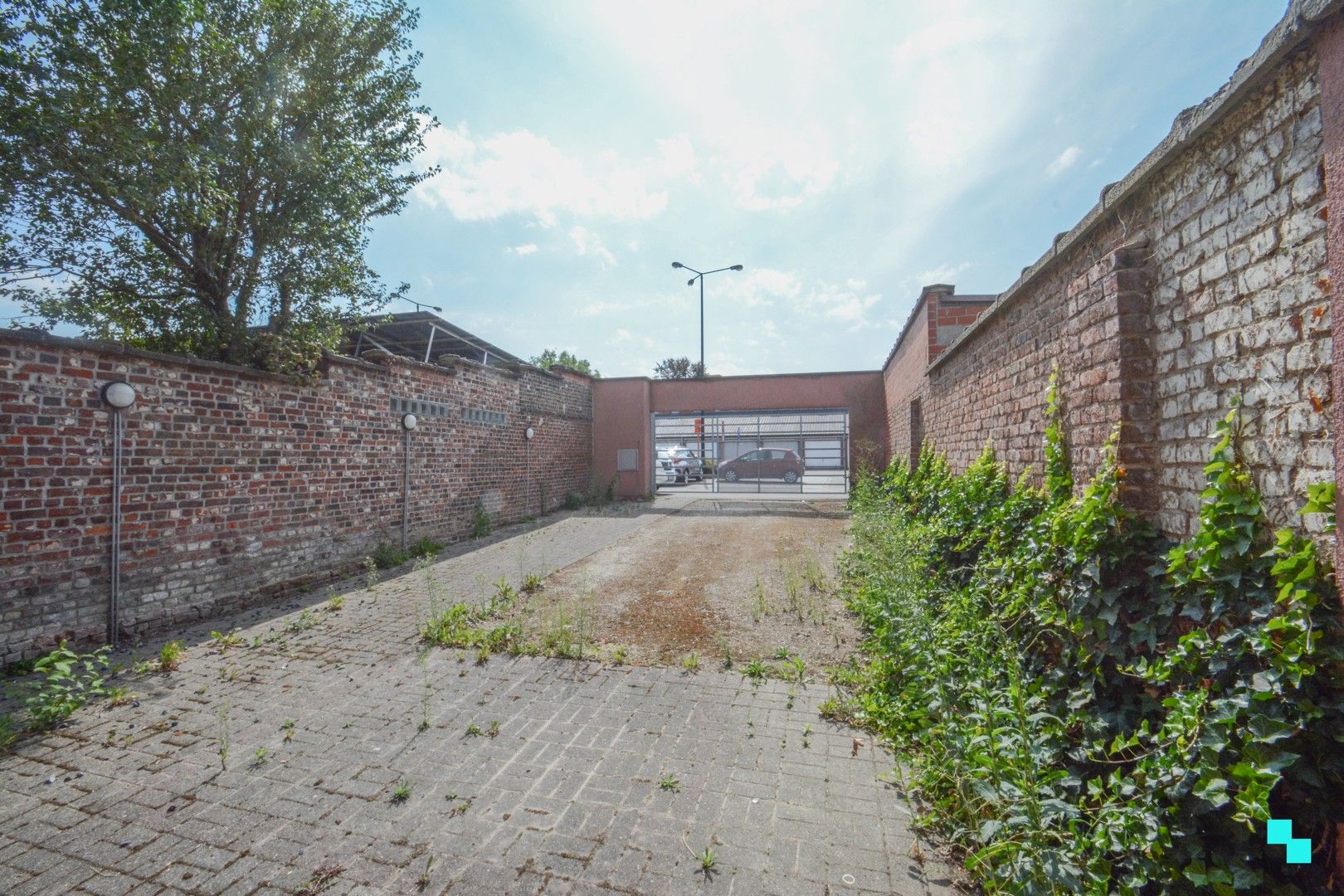 Riante kantoorruimte met uitweg & parking achteraan te Izegem foto 17