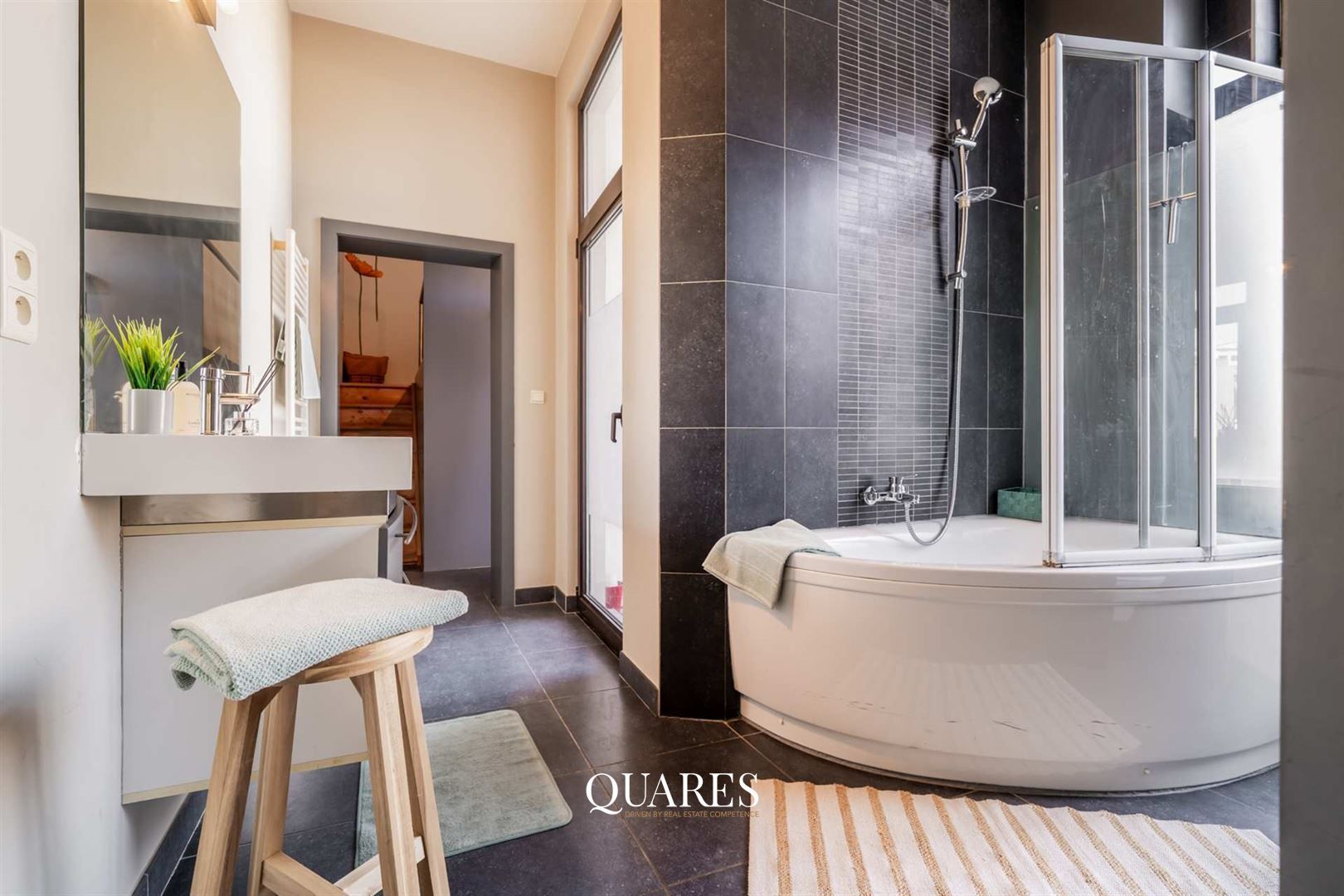 Instapklaar app. met terras in historisch centrum foto 15