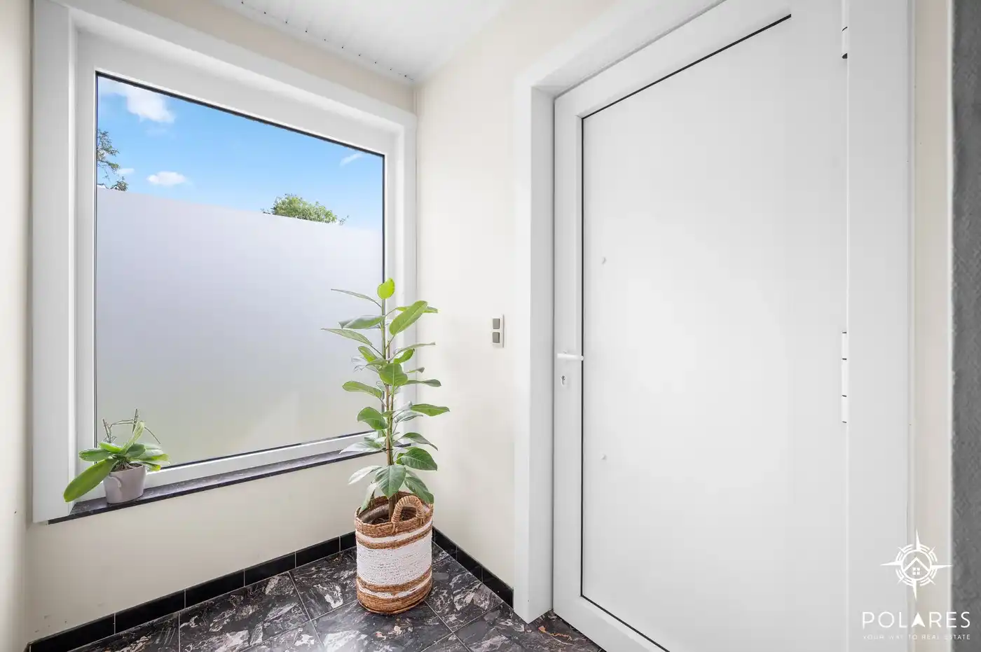 Ruime woning met 4 slaapkamers en mogelijkheden voor thuiskantoor of vrij beroep . foto 9