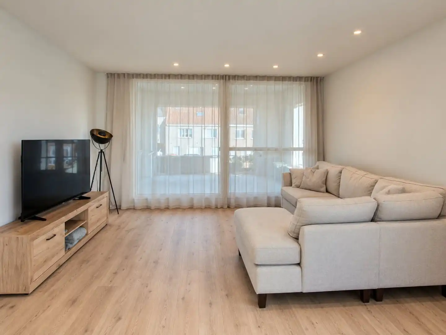 VOLLEDIG GERENOVEERD EN ENERGIEZUINIG APPARTEMENT MET TERRAS EN AUTOSTAANPLAATS! foto 2
