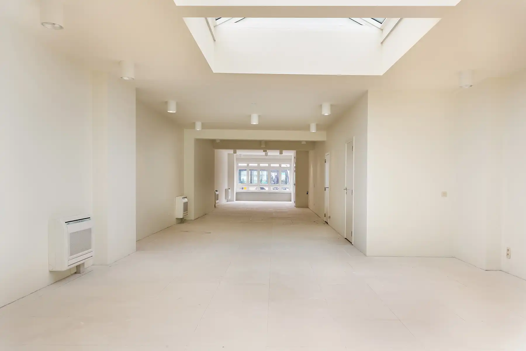 Commerciële Ruimte met Privatieve Kelder en Parking foto 9