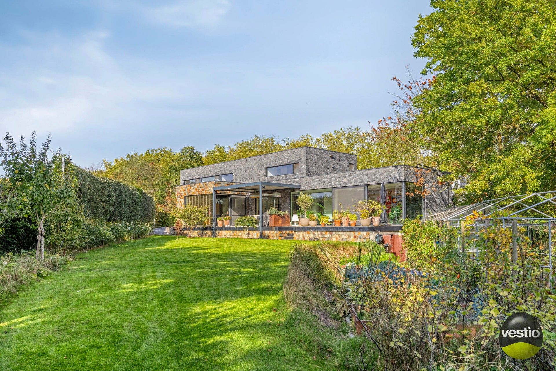 Moderne villa in de gegeerde Mombeekdreef – luxe, licht en rust op een toplocatie in Hasselt foto {{pictureIndex}}