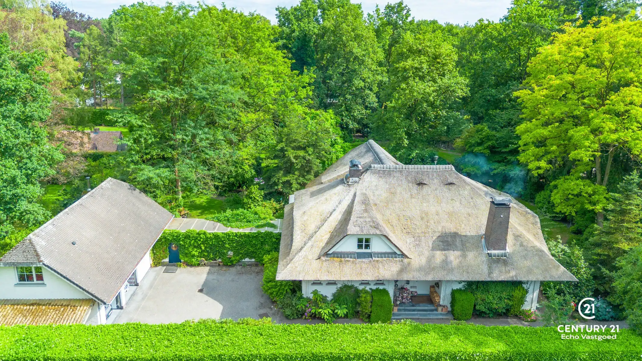 Karaktervol landhuis met prachtige tuin op ca 2202m² foto 4
