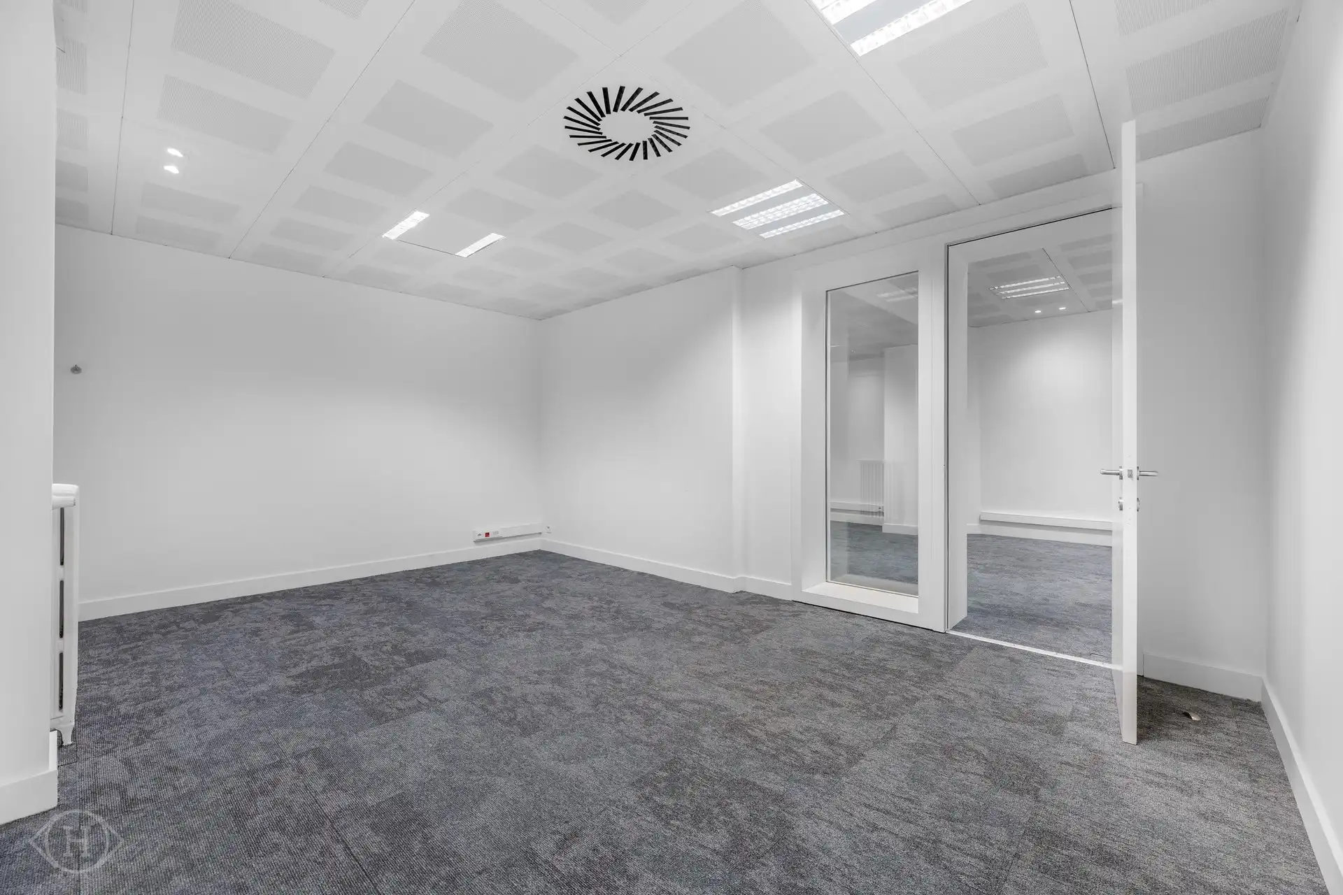 Ruim handelspand op toplocatie aan Ladeuzeplein foto 4