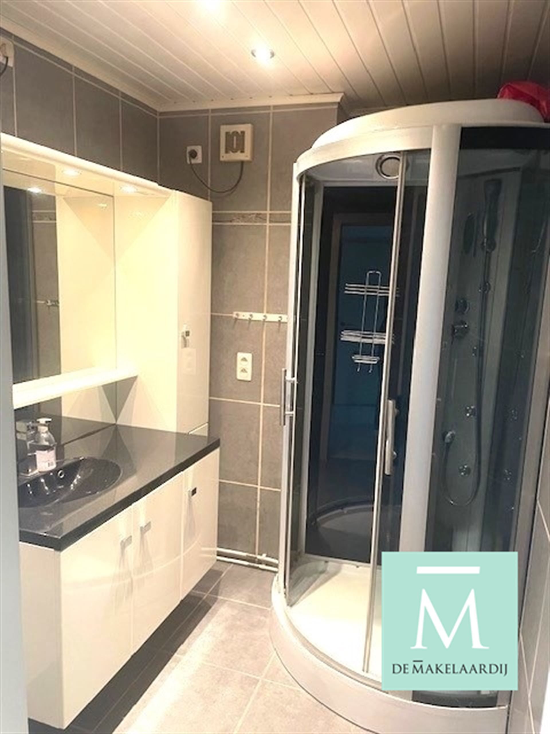 Mooi gelegen, instapklaar appartement met 2 slaapkamers en klein terrasje achteraan! foto 5