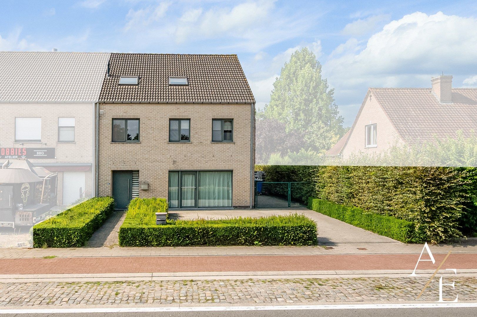 EEKLO - Zeer ruime instapklare halfopen woning (6slk. / 3 bdk.) met diverse mogelijkheden en mooie tuin foto {{pictureIndex}}