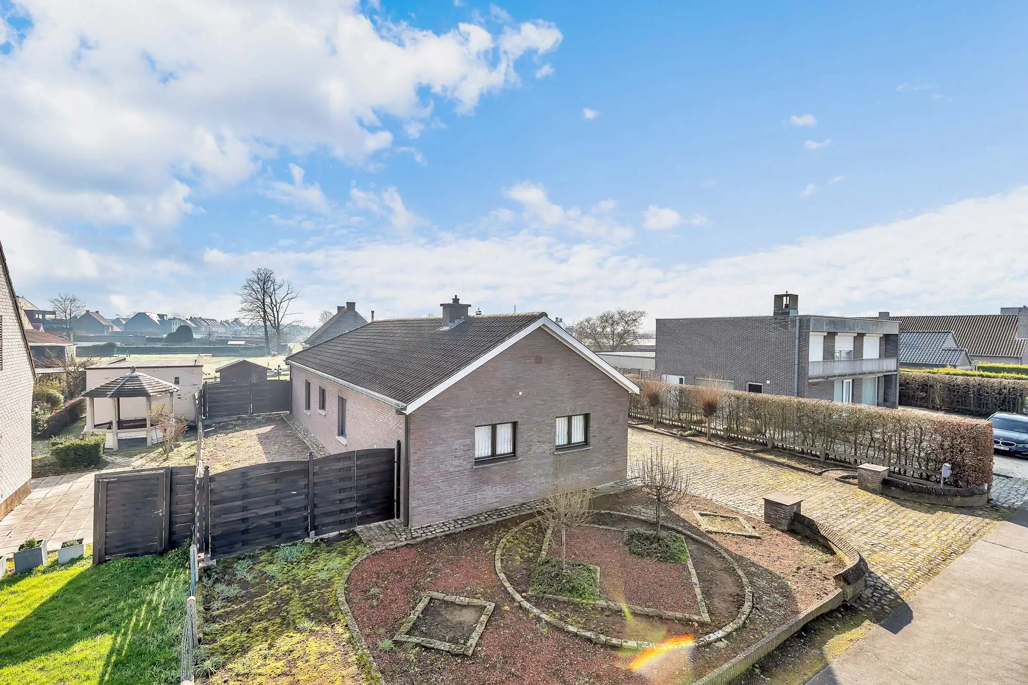 Ruime bungalow met 3 slaapkamers op perceel van 907 m² foto 2