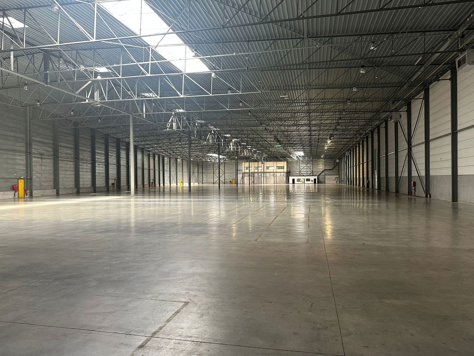 Te Huur Logistiek Magazijn + Kantoor in de Transportzone van Meer foto 7