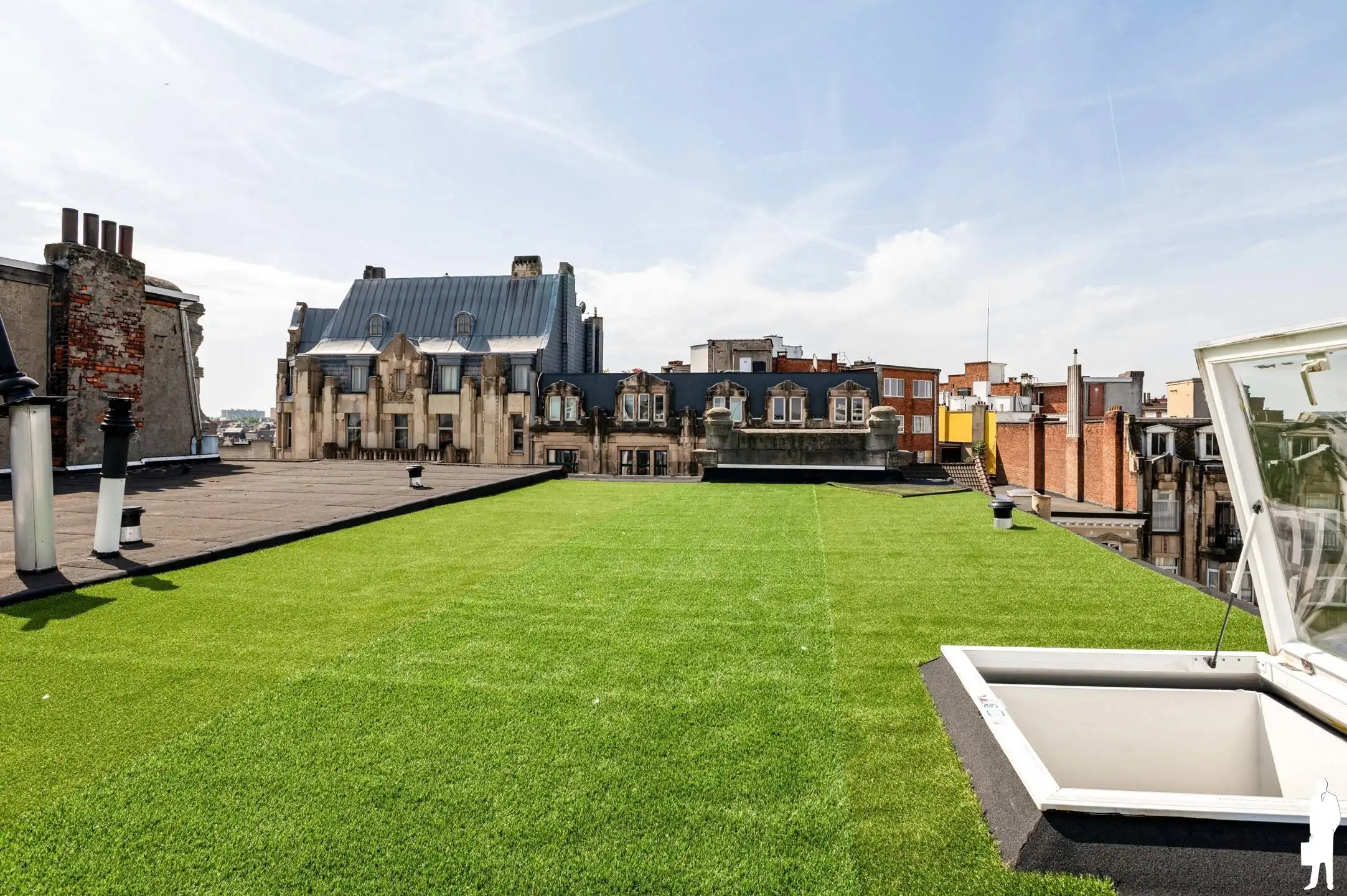 Gerenoveerd dakappartement met twee slaapkamers foto {{pictureIndex}}