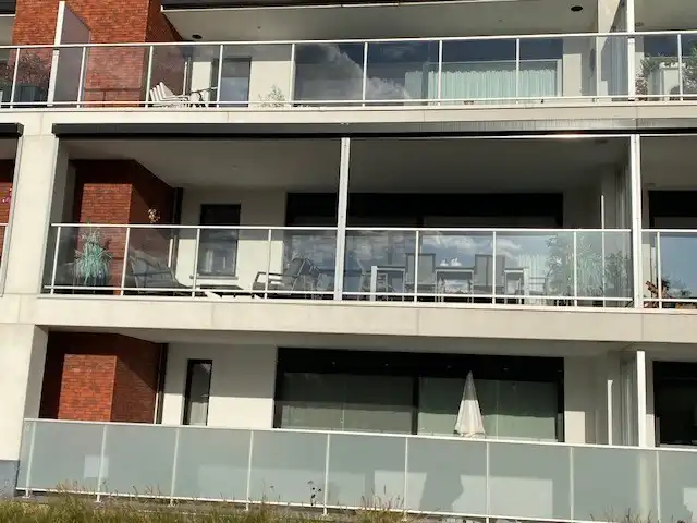 Ruim en instapklaar appartement met 3 slaapkamers, 2 terrassen en garage. foto 3