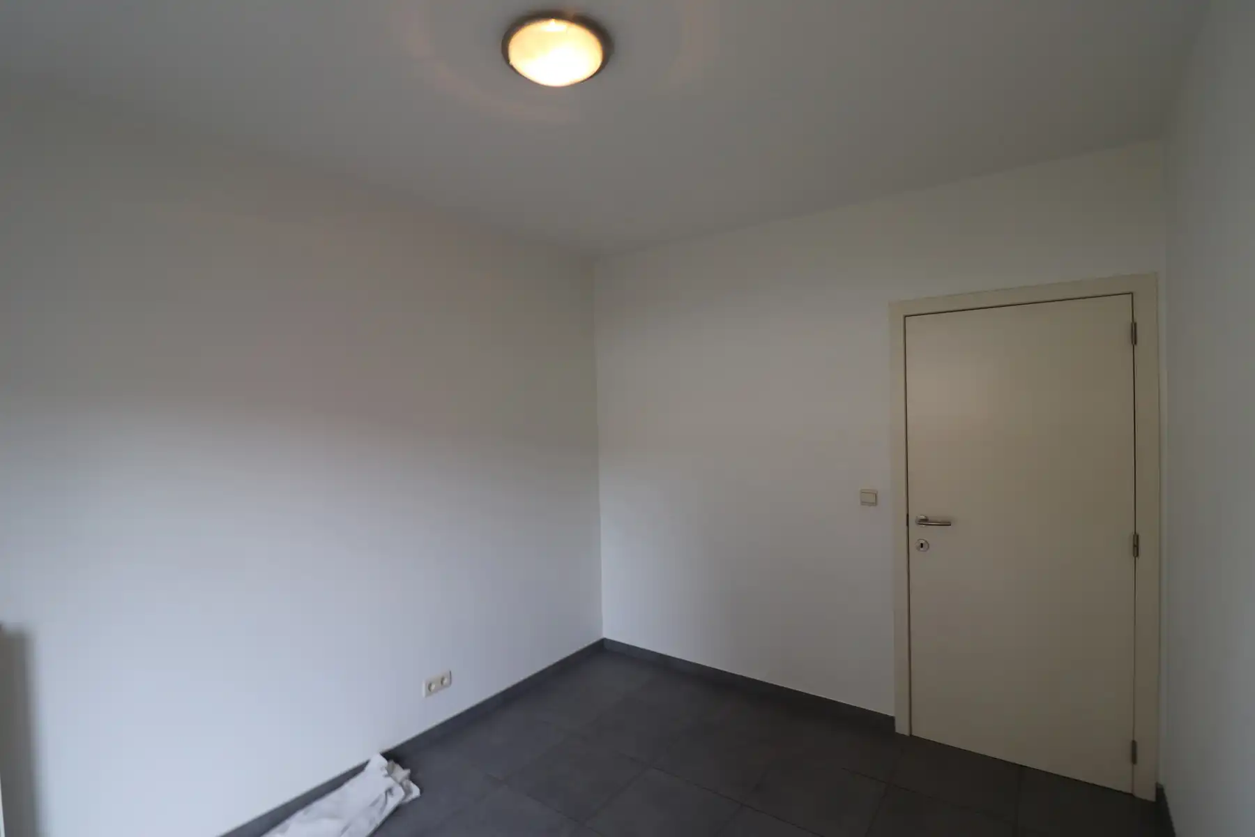 Gelijkvloers 2-slaapkamerappartement met terras en garage. foto 15