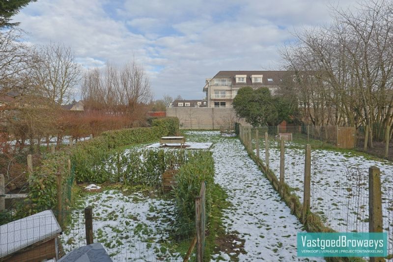 Volledig gerenoveerde rijwoning met terras en tuin foto 15