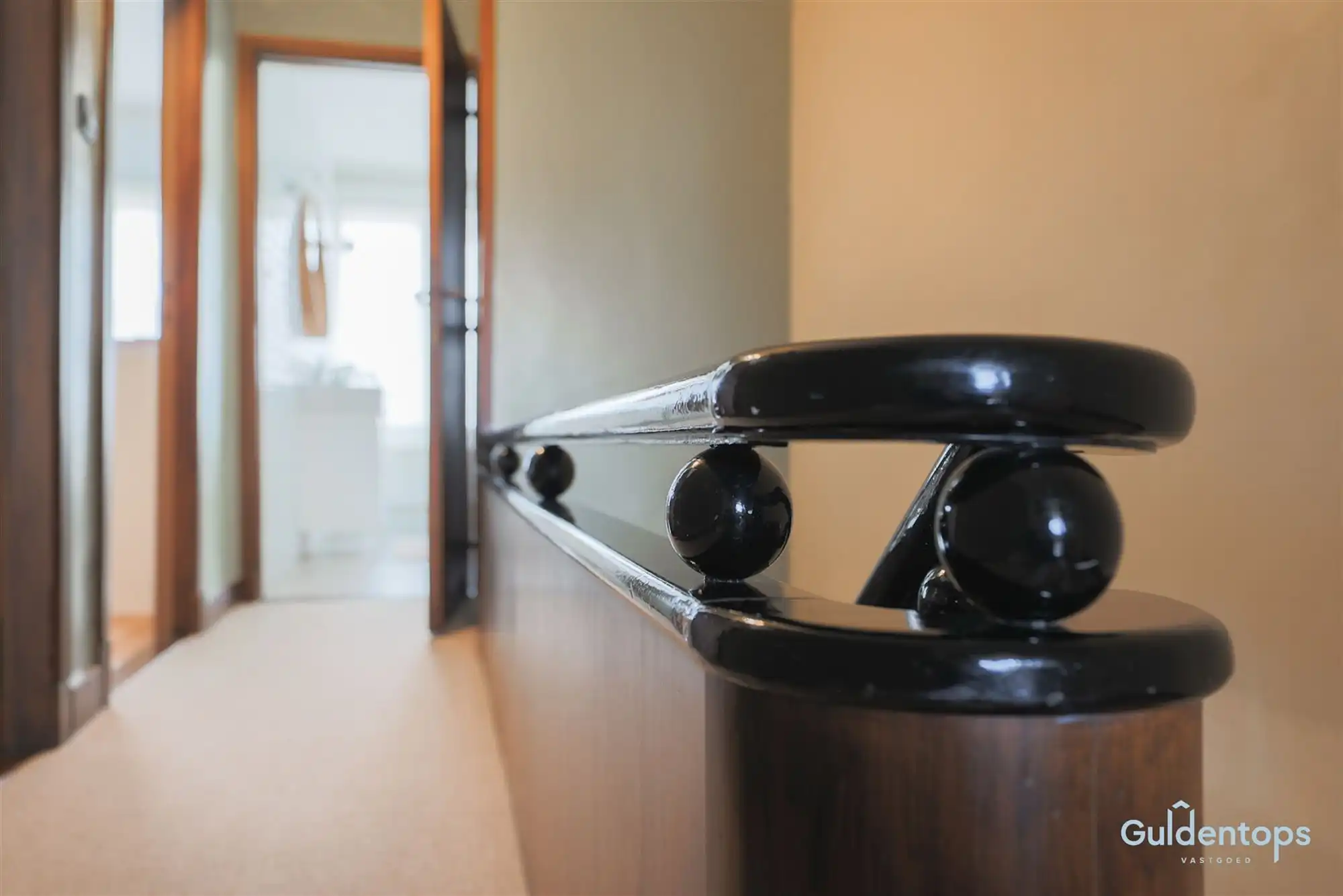 Knappe goed gelegen architectenwoning met mooie tuin foto 25