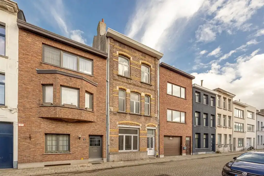 Verrassend ruime te renoveren woning met zonnige tuin foto 27