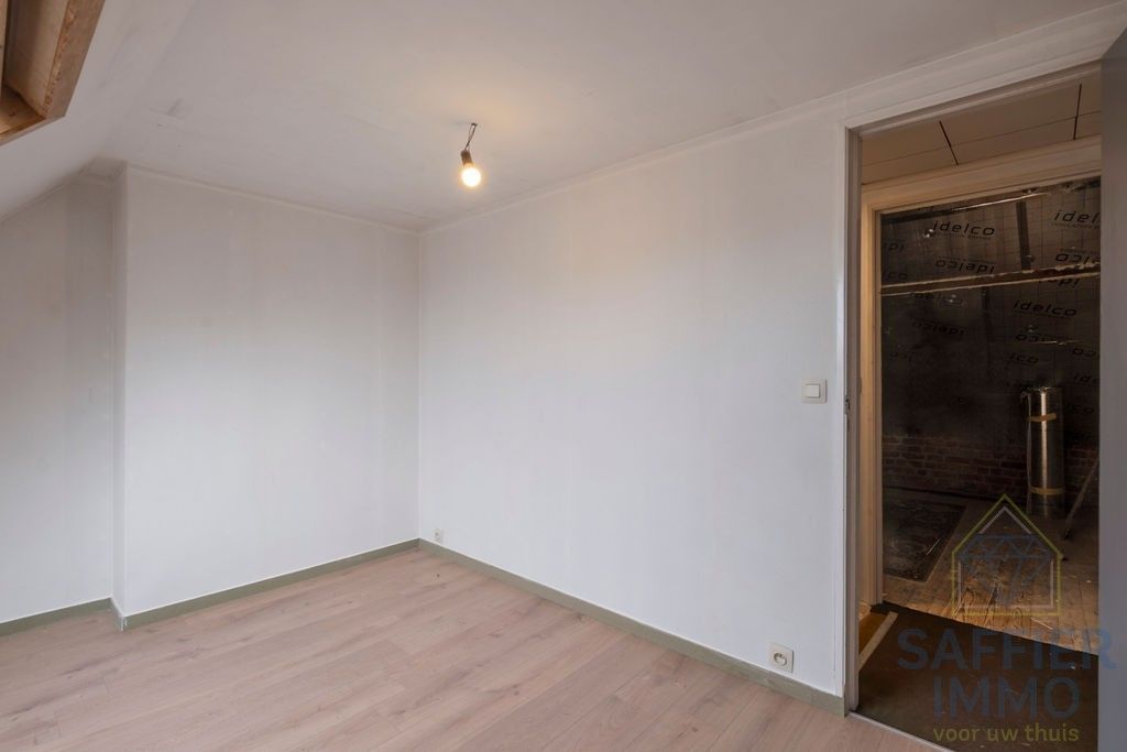 Gerenoveerde woning met extra magazijn in Harelbeke foto 21