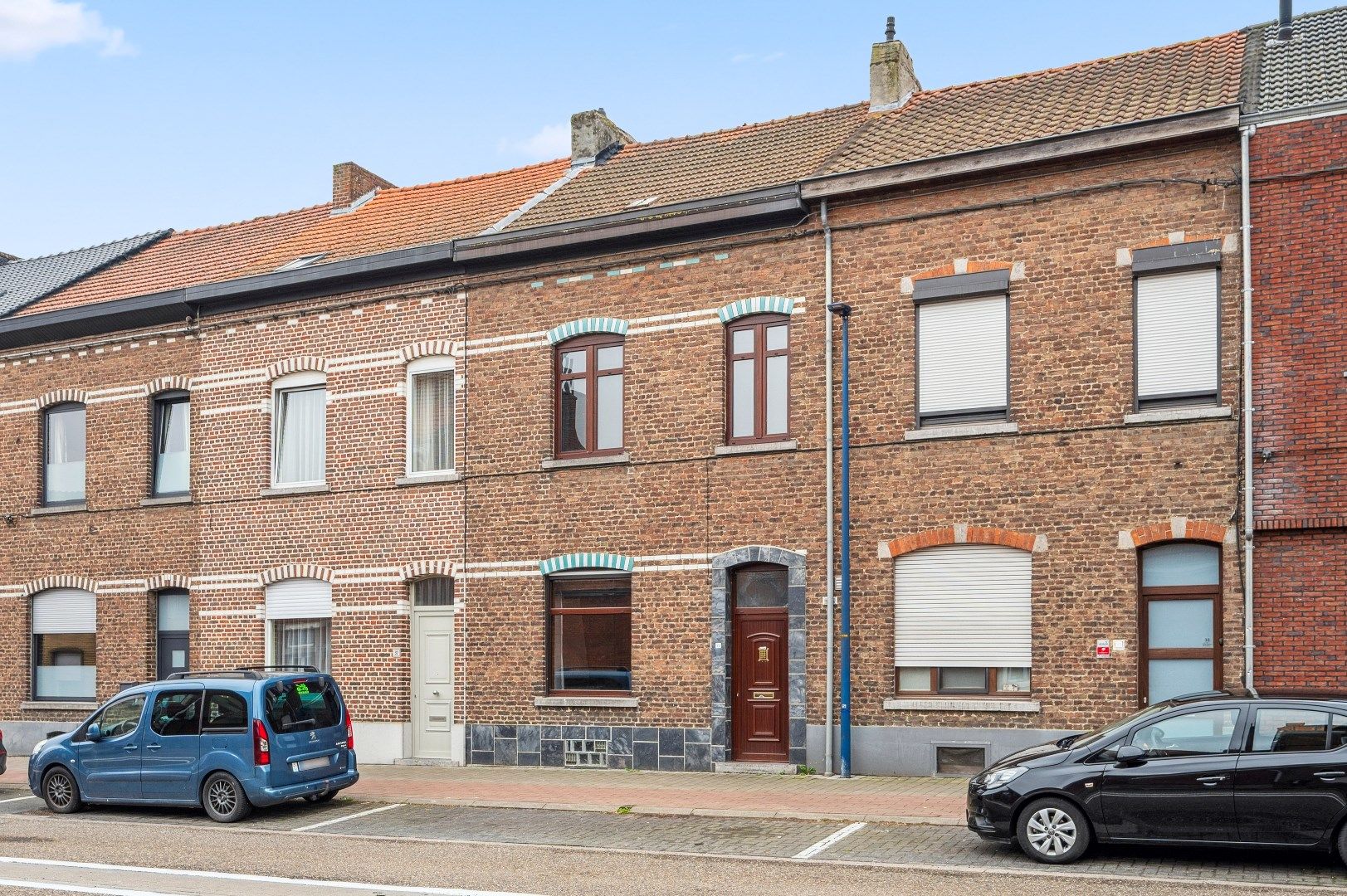 Gezinswoning met grote garage en grote tuin. foto 3