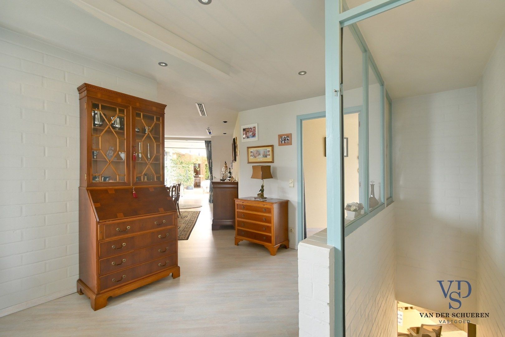 Ruim handelspand met penthouse in villastijl foto 22