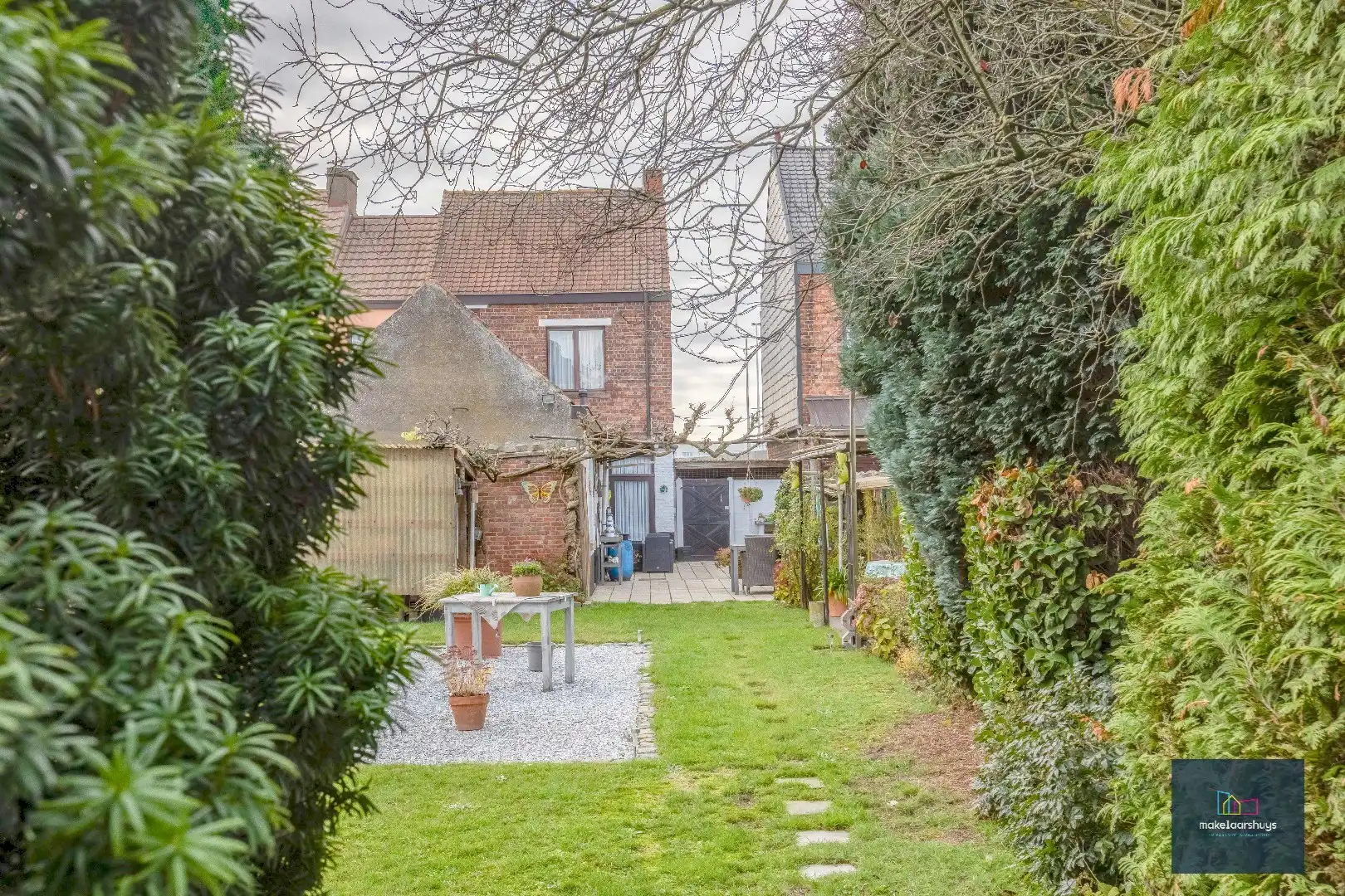 Verzorgde halfopen bebouwing met grote tuin en carport  foto 4