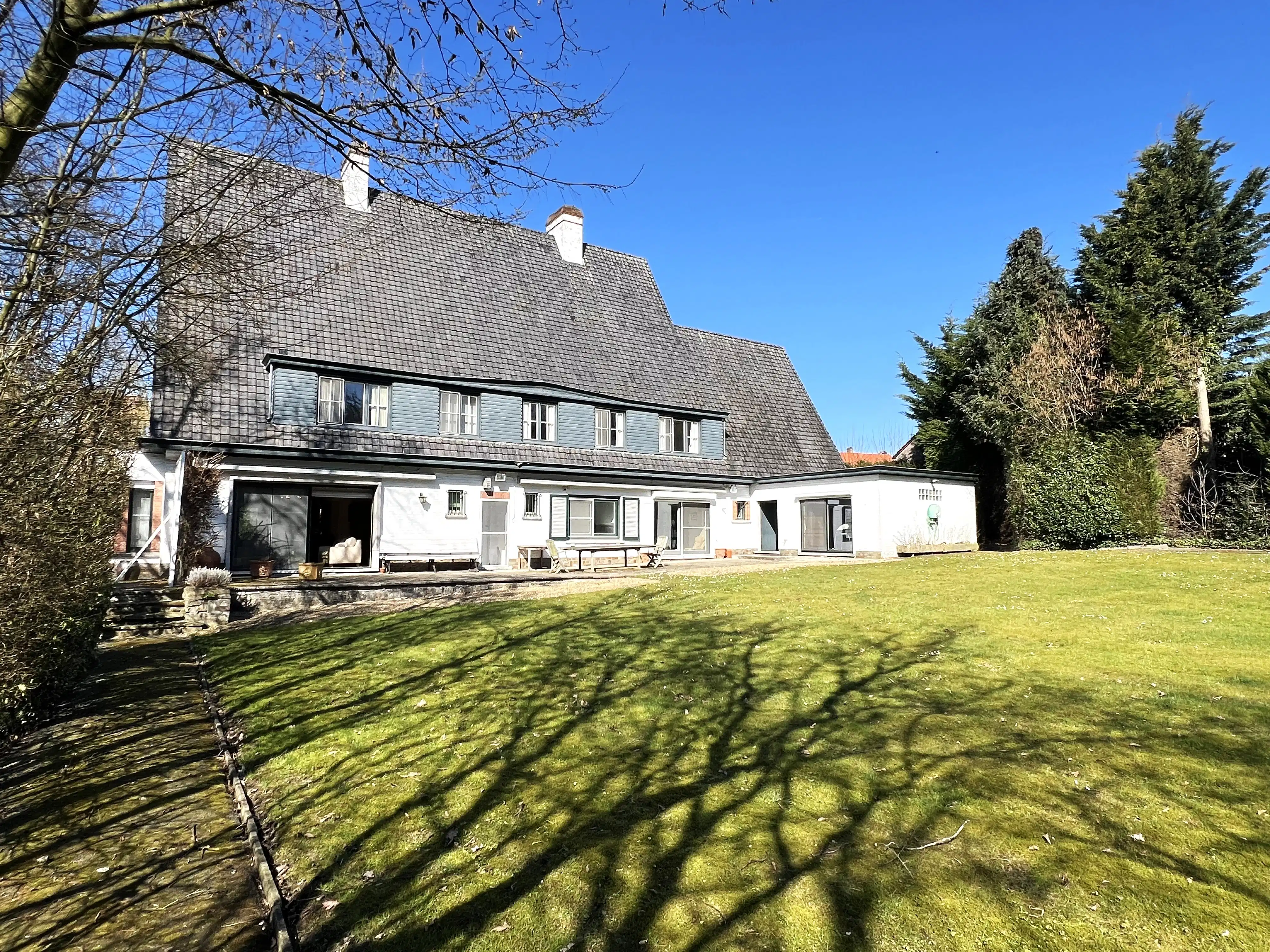Uniek landhuis op een terrein van 3870m² met aangelegde zuidgerichte tuin en garage!  foto 3