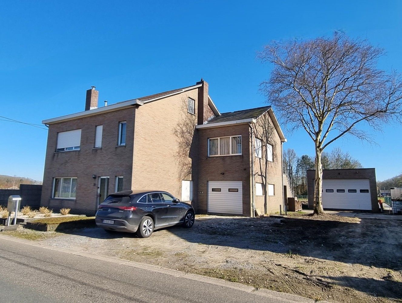 Hoofdfoto van de publicatie: Zeer ruime woning met 6 slaapkamers, 2 woonkamers, 2 keukens, inpandige garage en groot bijgebouw.