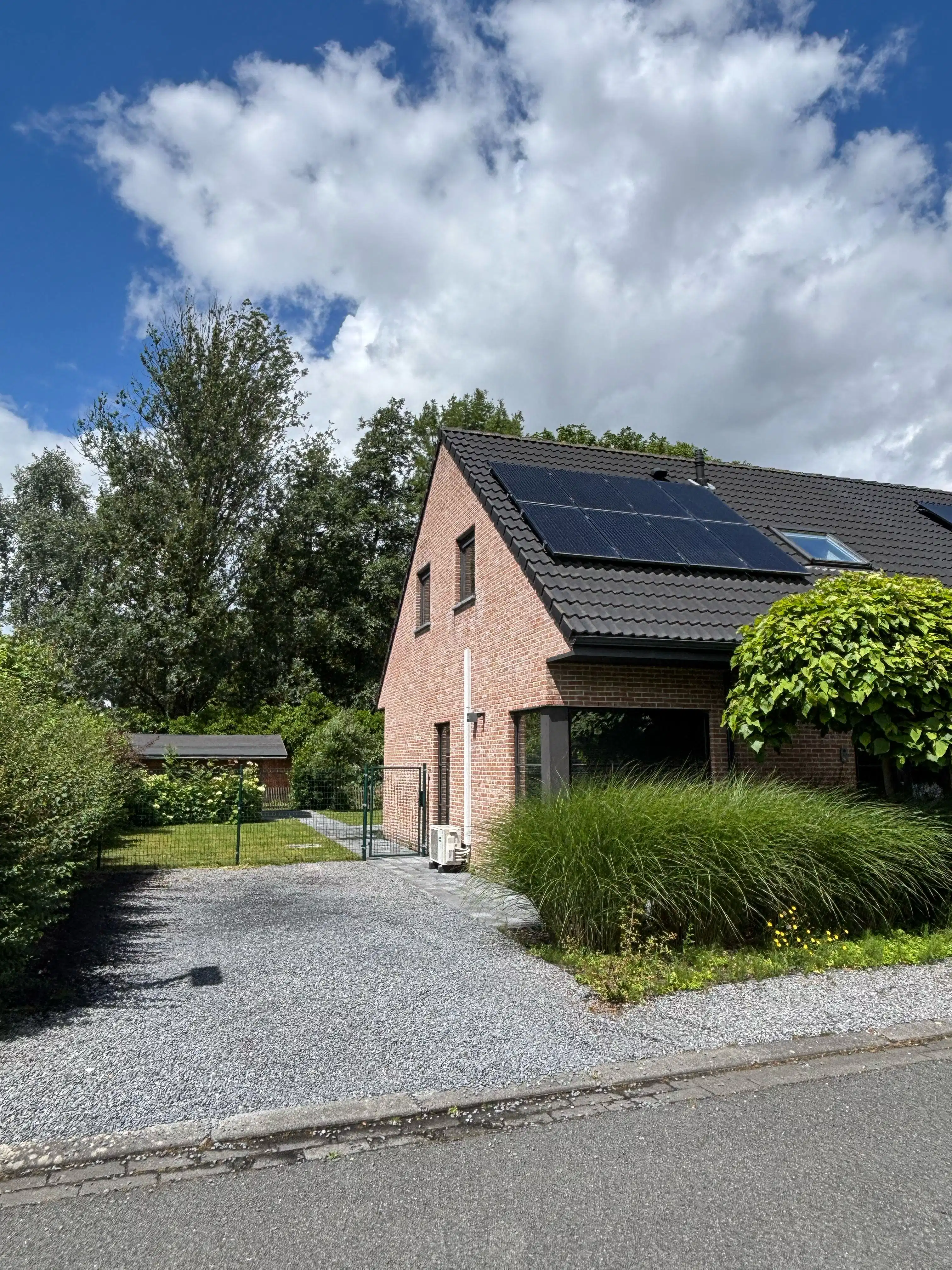 Halfopen recente woning in rustige woonwijk foto 15