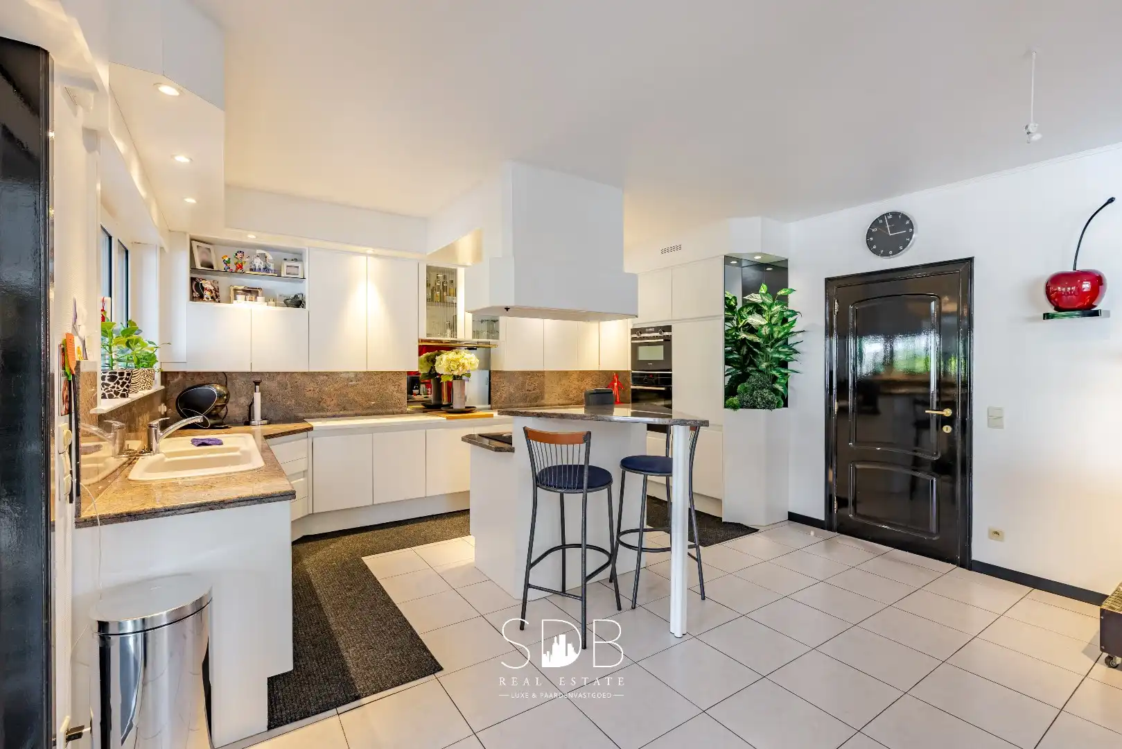 Hedendaagse villa met dubbele garage, zwembad en magazijn op 2.937m² foto 3