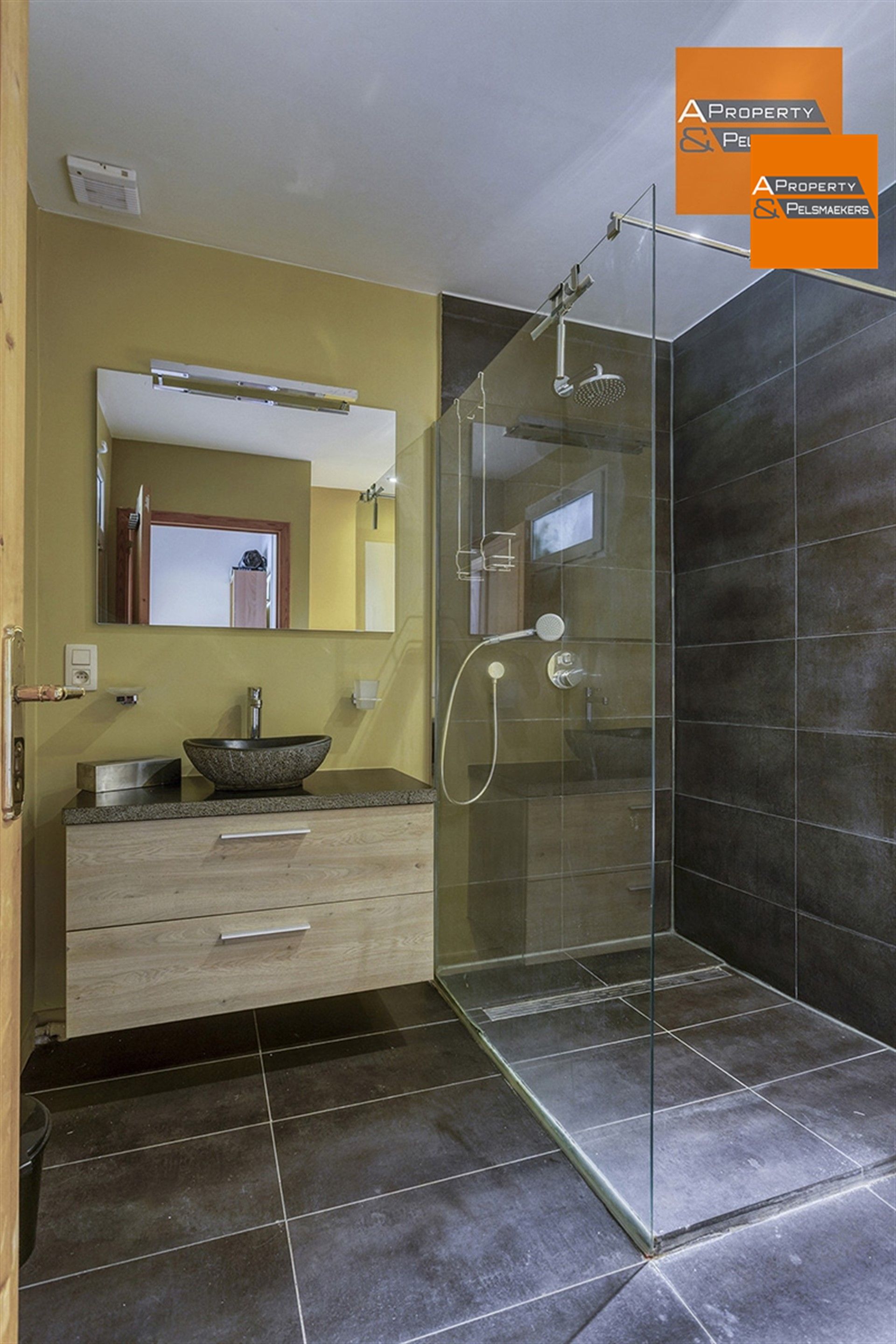 Ruime en instapklare woning met prachtige tuin in Duisburg foto 14